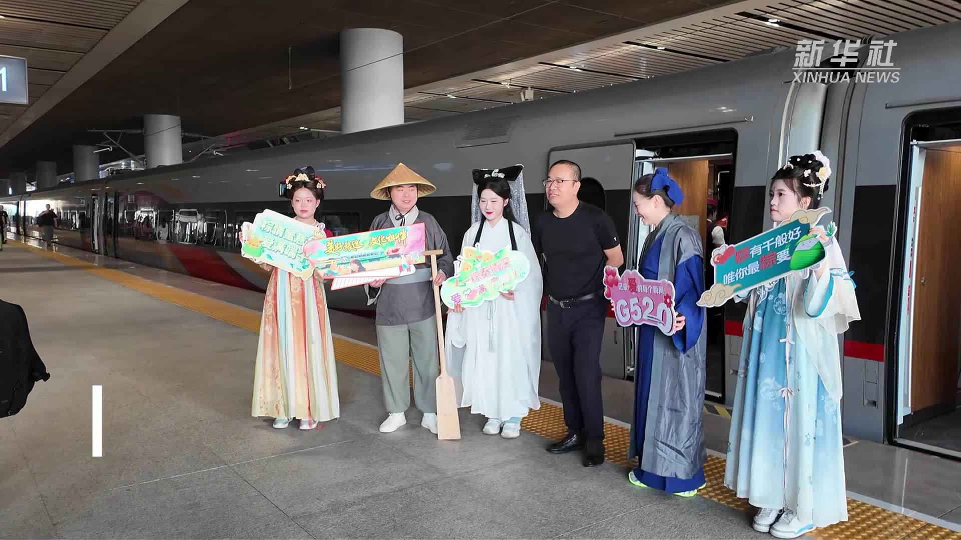 西安铁路局：“双520”列车开启文化甜蜜之旅