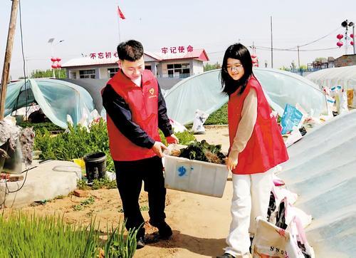 5月10日，团滦州市委组织志愿者到南新庄子村，帮助当地老人采摘、搬运红薯秧。 团滦州市委供图