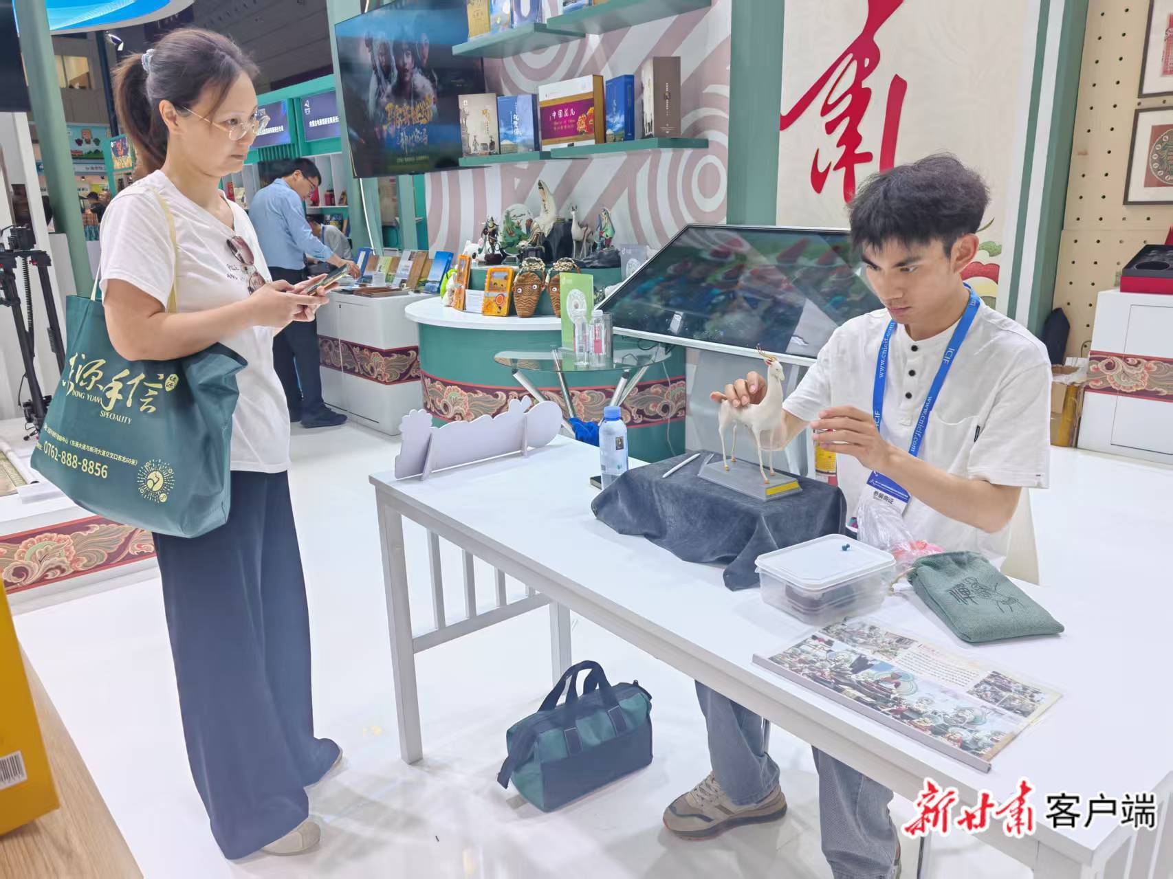 杨凯现场展示面塑技艺