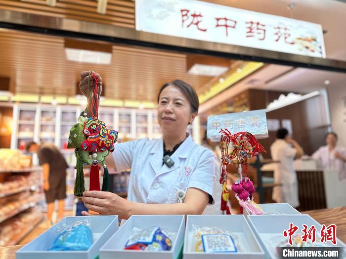 5月21日，临近端午节，甘肃省中医院推出中药香囊。闫姣　摄