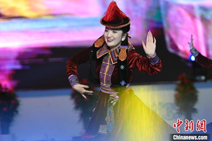 图为乌兰牧骑舞蹈演出　中新社记者　李亚龙　摄