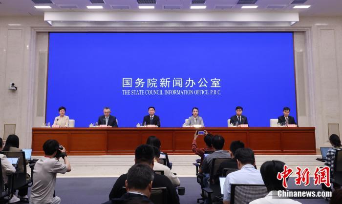 5月22日，中国国务院新闻办公室在北京举行新闻发布会，司法部副部长胡卫列、司法部行政执法协调监督局局长刘波、司法部立法二局局长姜杉、应急管理部安全生产执法和工贸安全监督管理局局长杨智慧、市场监管总局市场稽查专员嵇小灵介绍规范涉企行政执法专项行动开展情况，并答记者问。 中新社记者 杨可佳 摄