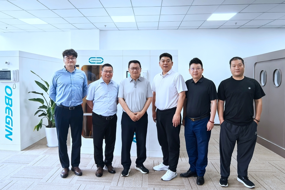 胡建波走访校友翟鹏（右三）的企业