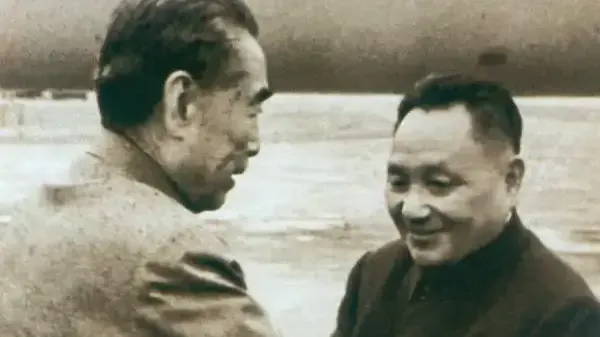 周恩来病危中紧握邓小平双手：你比我强得多！