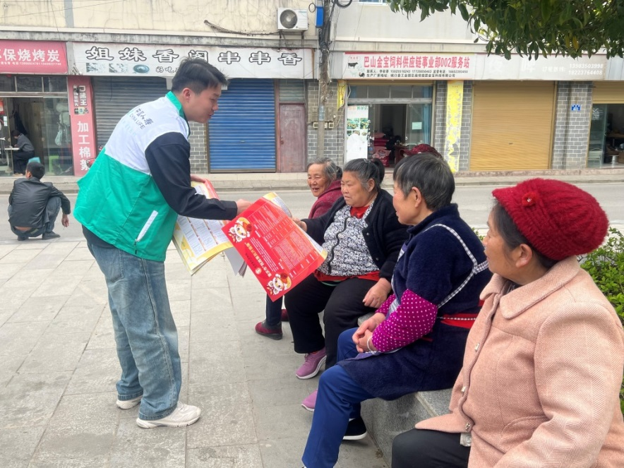 图：中国人寿寿险城口县支公司开展惠民济困保宣传