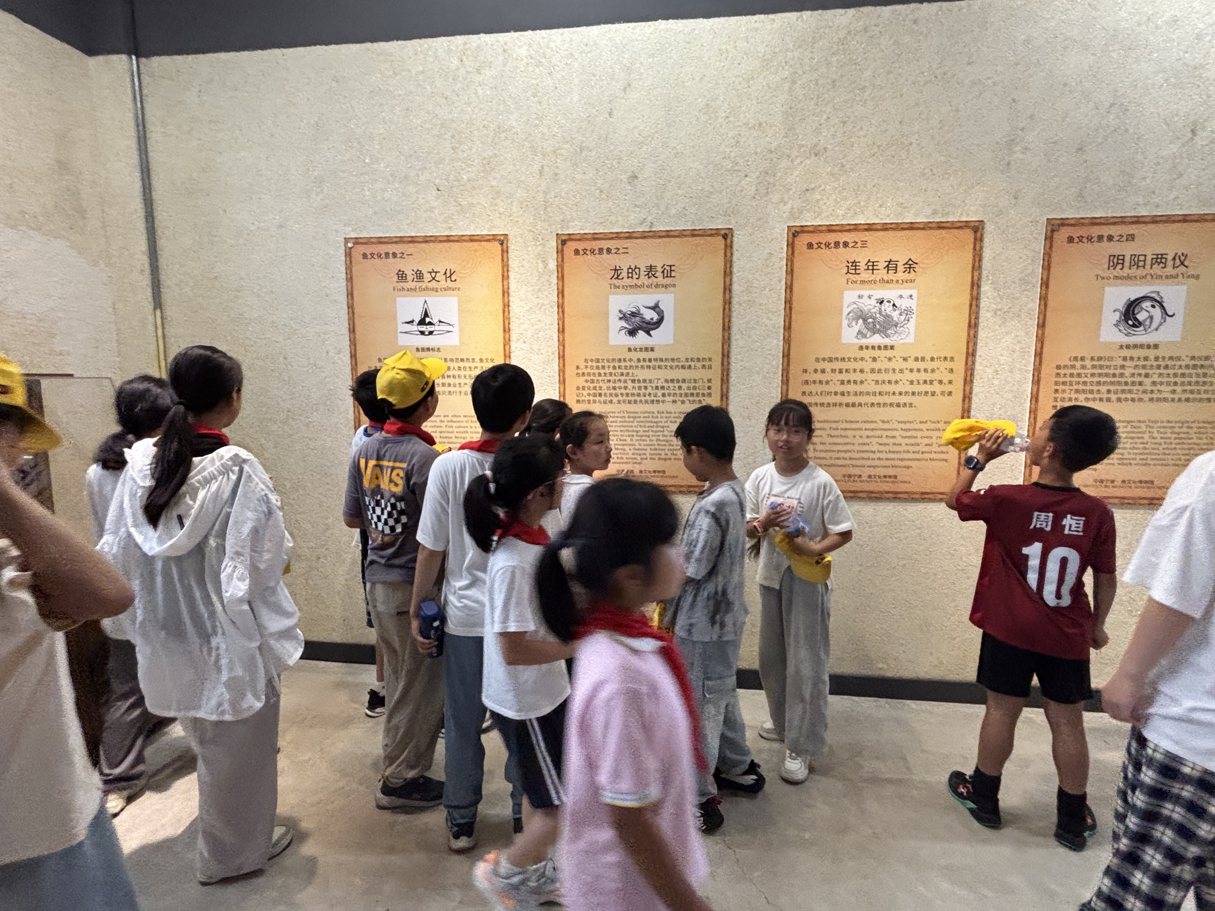 “鱼跃龙门”研学实践赋能乡村文明建设——咸祥镇开展"探秘鱼文化，巧手绘蔚蓝"主题研学活动