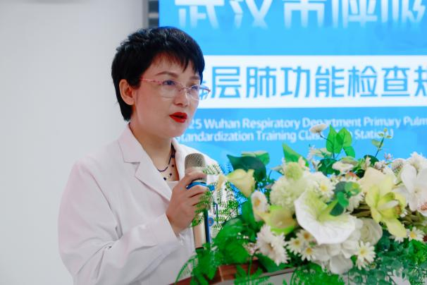 （图：亚心总医院教务部周欣主任、医务部杜微微主任、呼吸科满宁主任、功能科刘鸣主任）