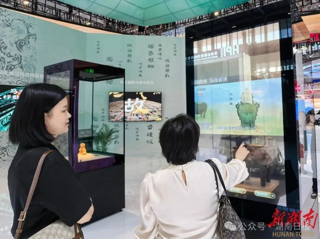 游客通过“数实融合”文物展柜与文物进行深度交互。