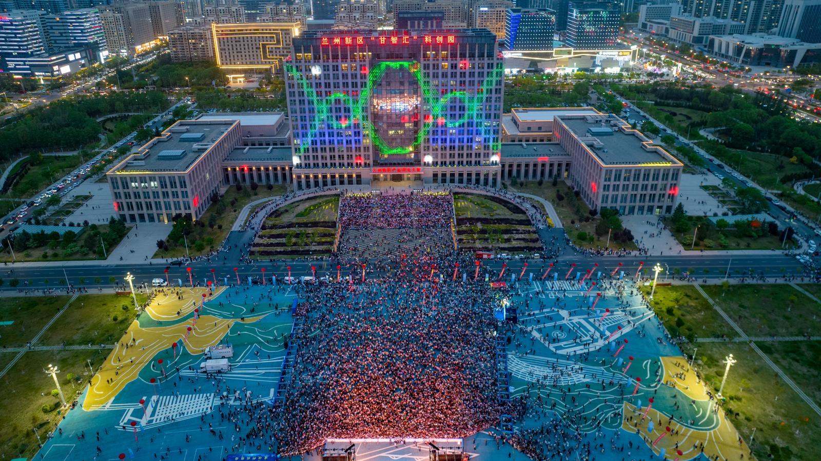 机器狗醒狮无人机霸屏夜空 科技盛宴燃爆兰州新区