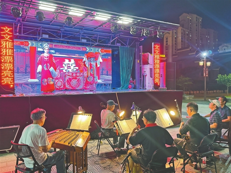 5月21日晚，白根保率经楼采茶剧团在樟树市三皇里街区演出。江西日报全媒体记者 邹海斌摄
