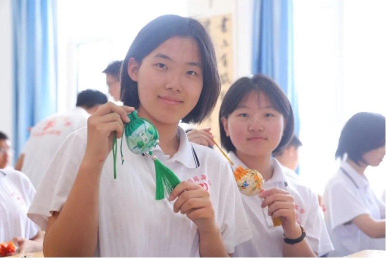 河间英华学校：教室变成“迷你杏林馆”