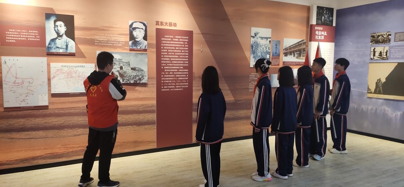 （图为团林管理处志愿者在渔岛红色展馆向学生宣讲 潘璐摄）