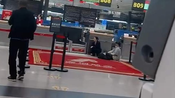 “母子错过航班大闹机场”说法有误，当事人：希望网友停止网暴