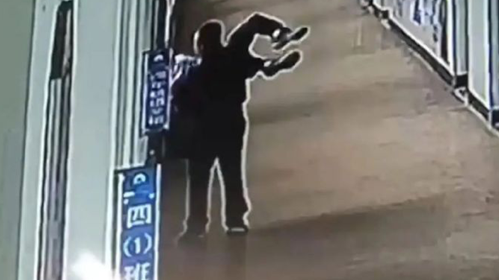 瑞安一小学老师打学生，还将其拎起威胁要从3楼扔下，官方通报：情况属实，已拘留