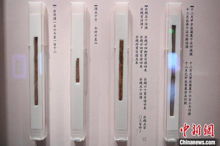 甘肃简牍博物馆展出的记录了古代交易物资的汉简　中新社记者　九美旦增　摄