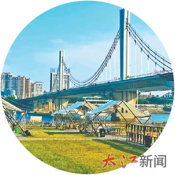 南昌市东湖区扬子洲“有片沙滩”让更多游客驻足赏景。