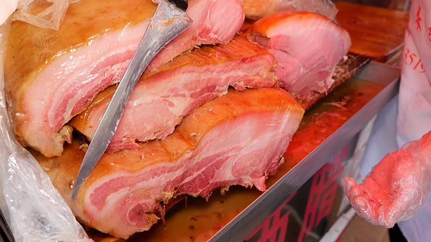 兰州街头的陇西腊肉，切起来很丝滑，再来个热饼子一夹