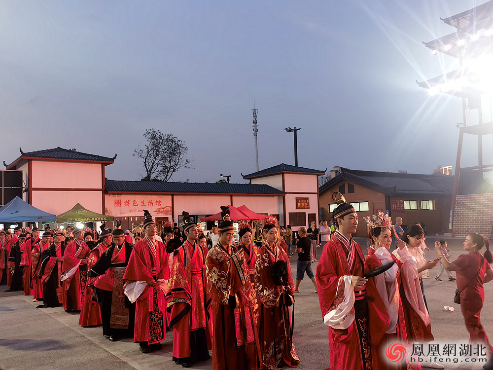 孝爱之地传承“楚韵国风” 50对新人在孝感举办中式集体婚礼