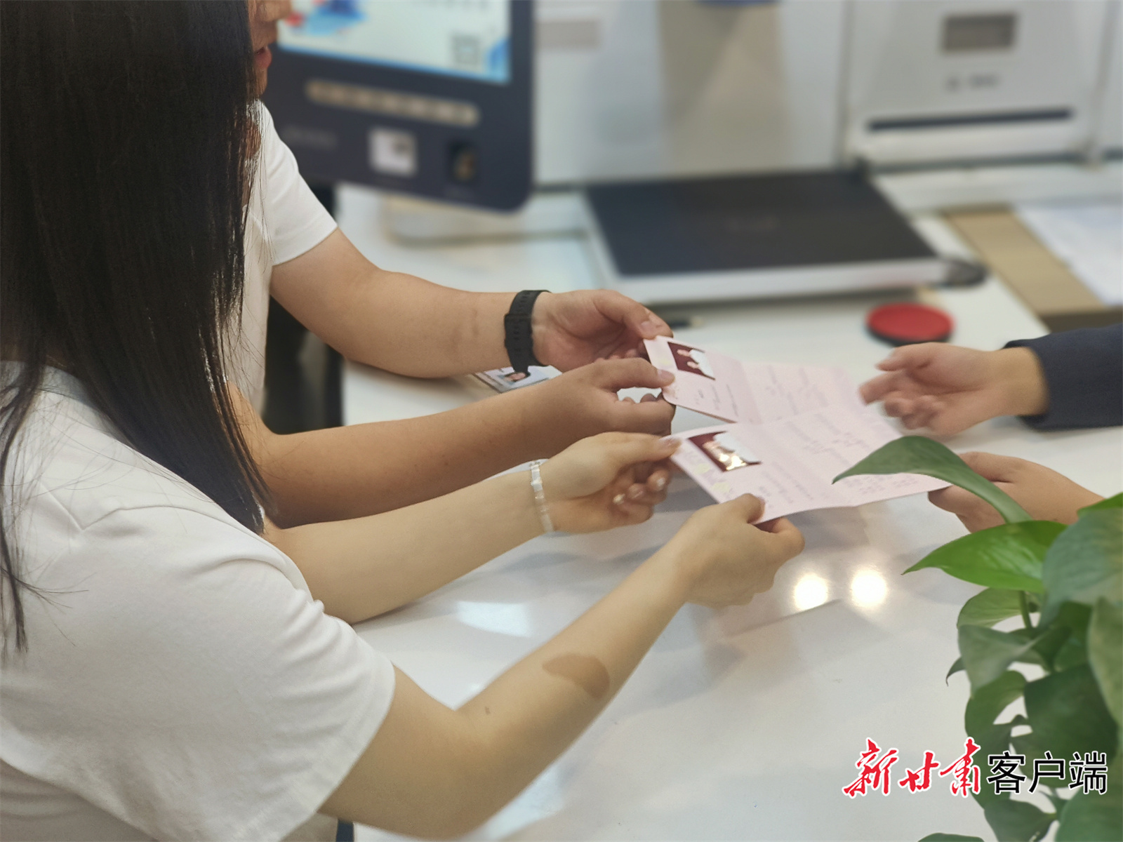 兰州市城关区婚姻登记处为新人办理结婚登记