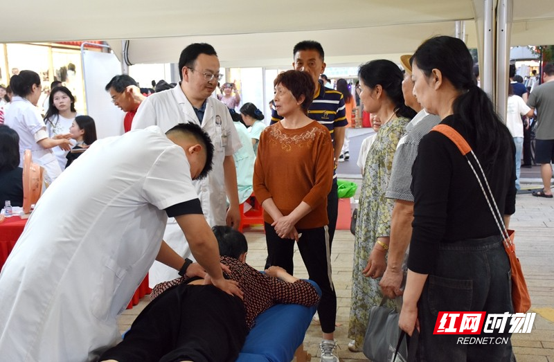 来自常德体育专科医院的专家现场为市民义诊。