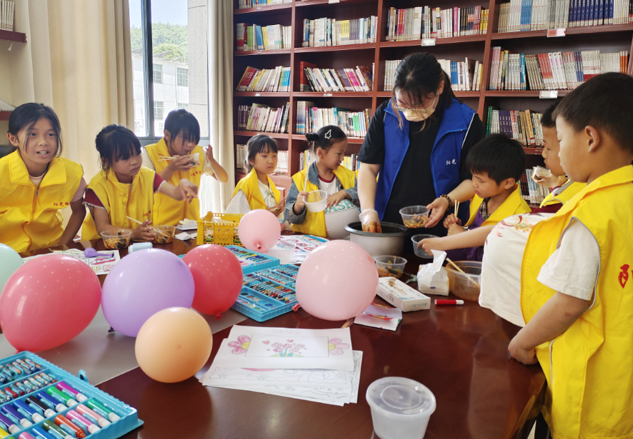 江西东乡：“爱心妈妈”情暖童心