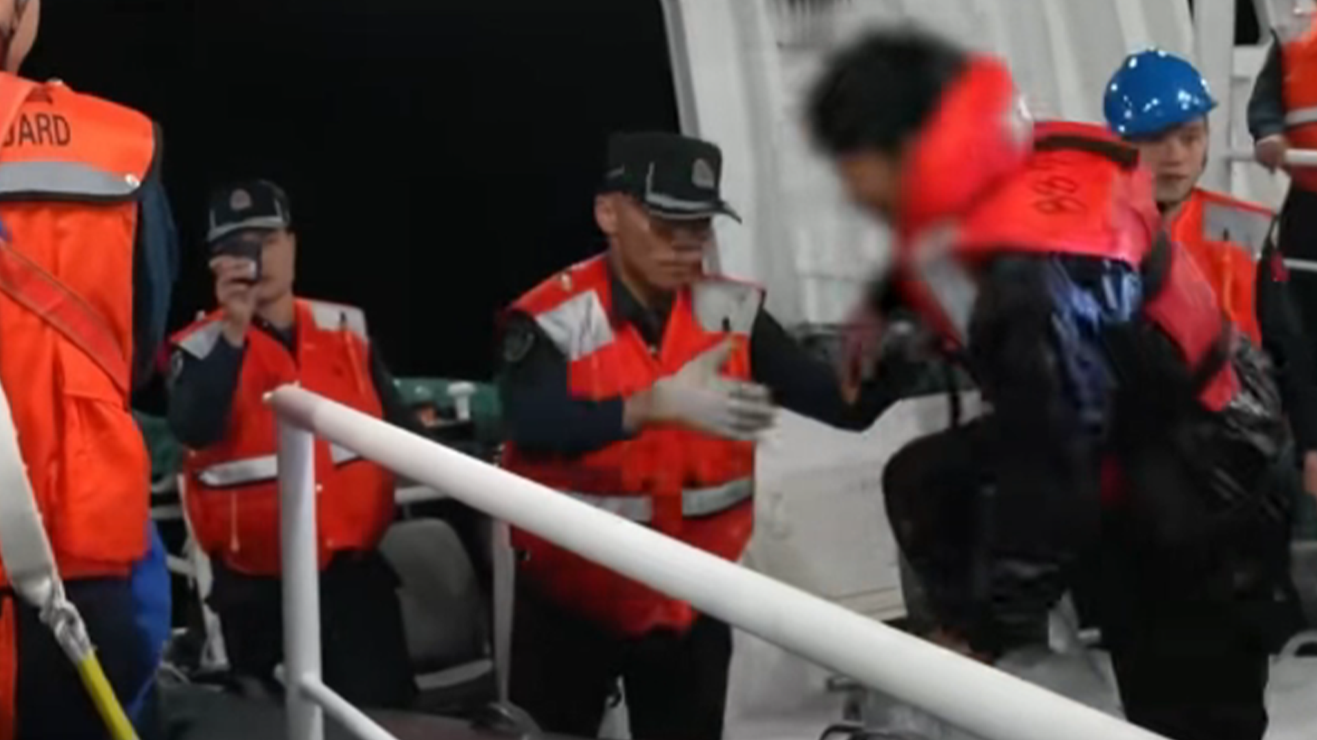 生命至上！韩国载有8人渔船即将倾覆，中国海警出手迅速救起，韩方发来感谢信表达“崇高敬意”