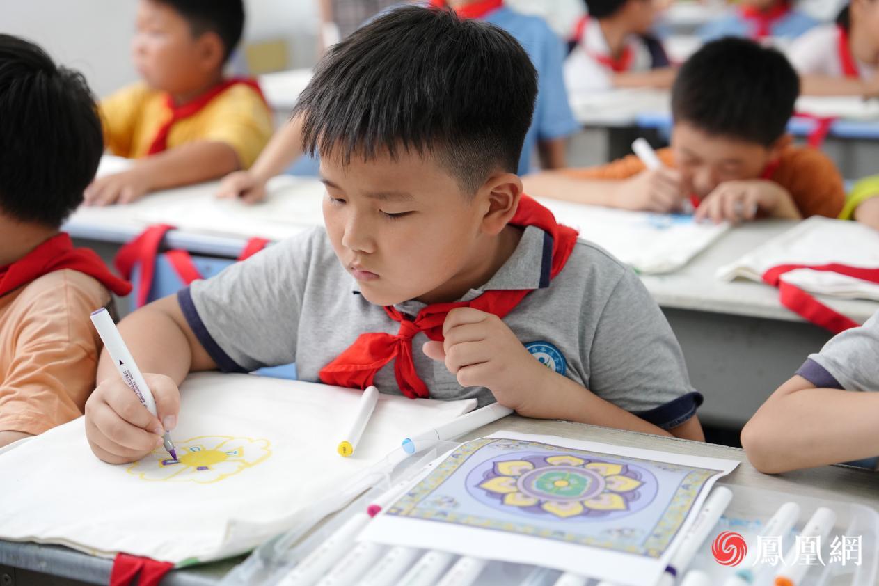 孩子们在聚精会神地进行创作