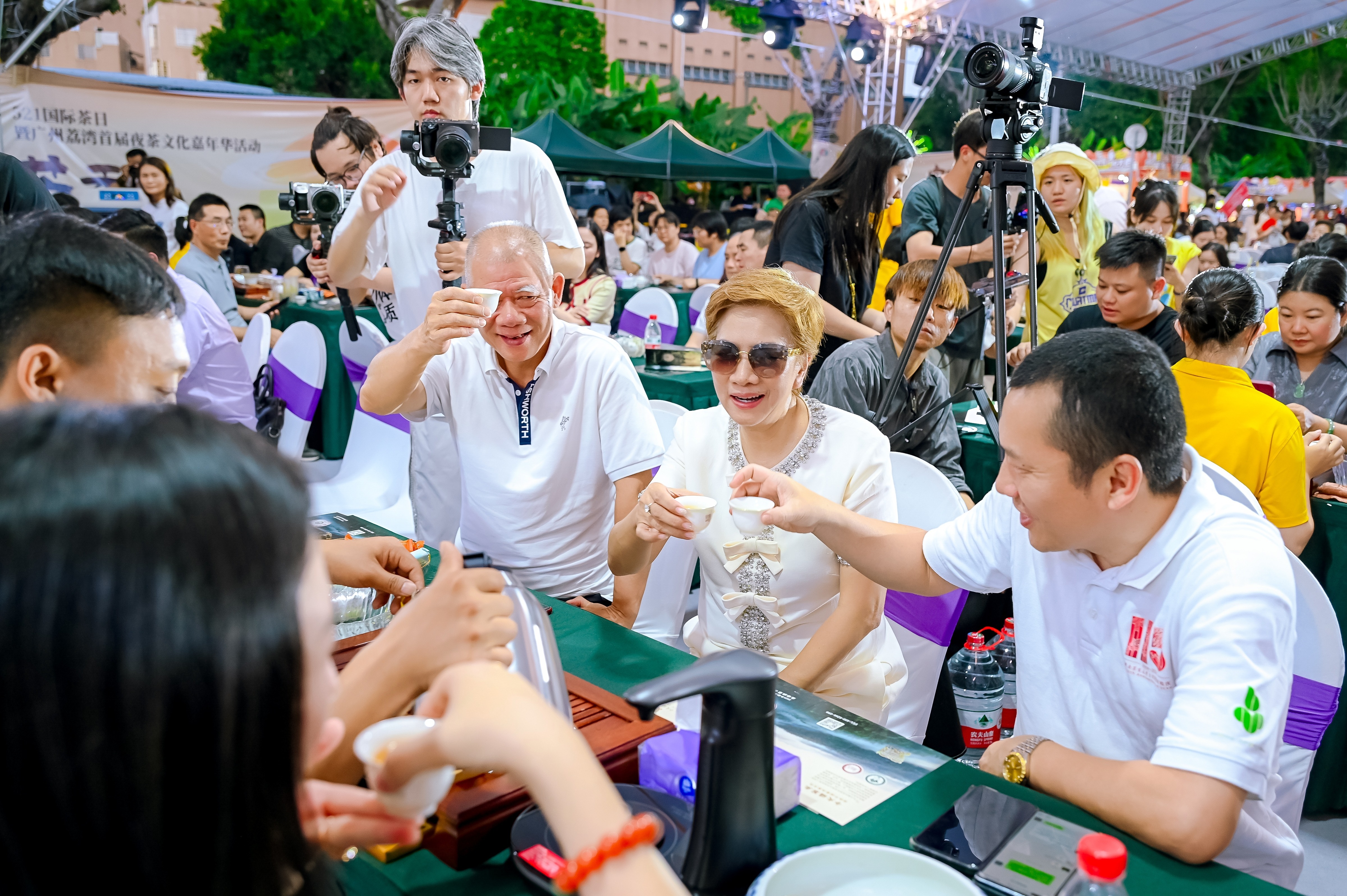图:今大福生态茶业董事长黄悦开女士(中)现场品茗“森林班章”