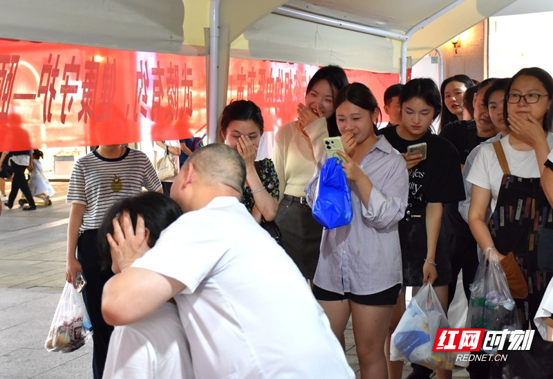 来自常德颐而康的专家现场为市民义诊,引来了不少市民围观。