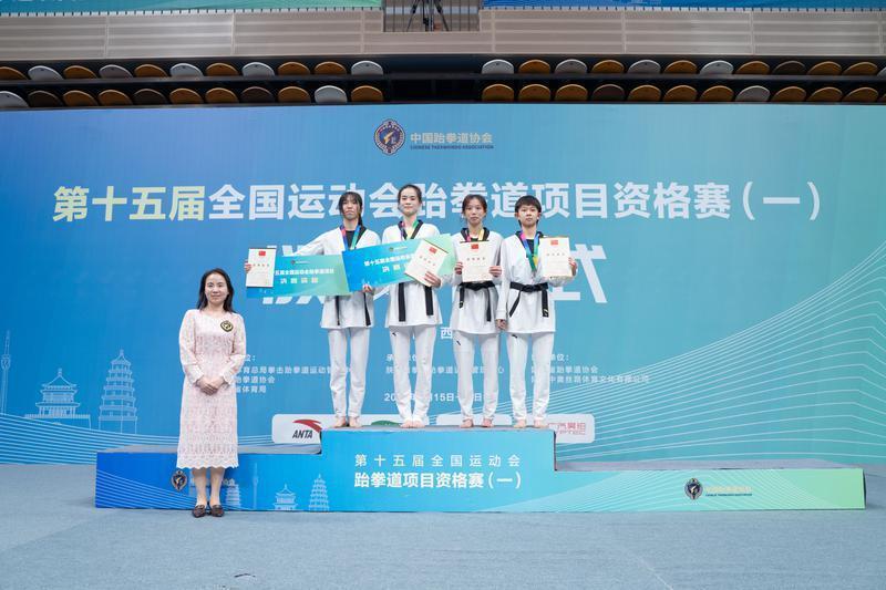 陕西队选手施佳宇(后排右二)在本次比赛中站上了领奖台，距晋级全运会决赛仅差一步。