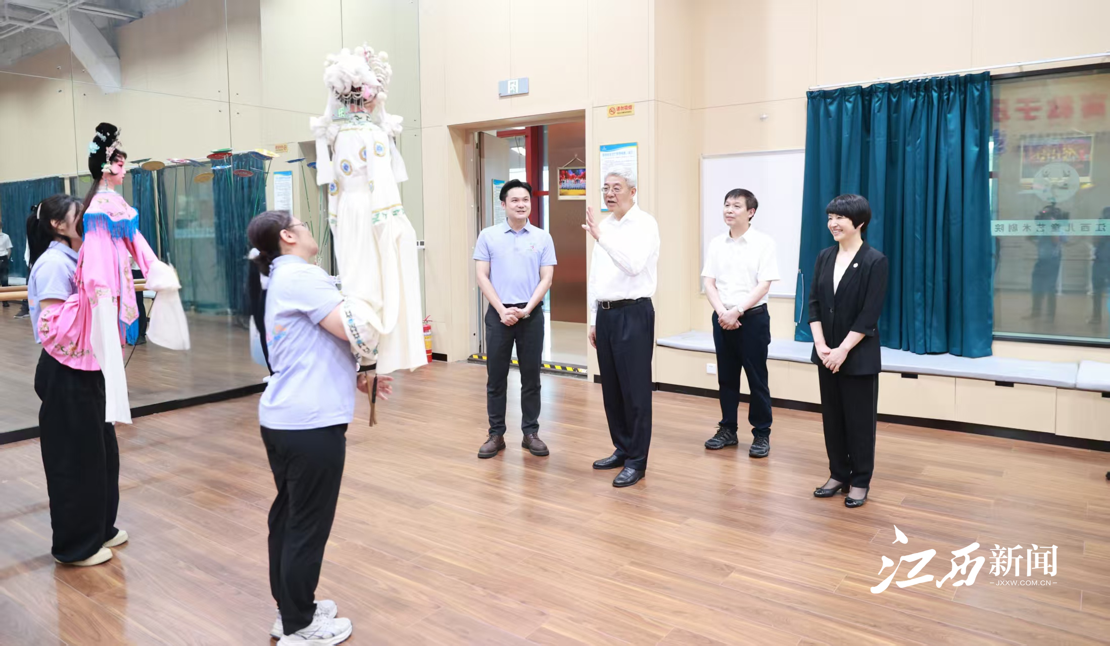 尹弘深入文化企业、文艺院团调研