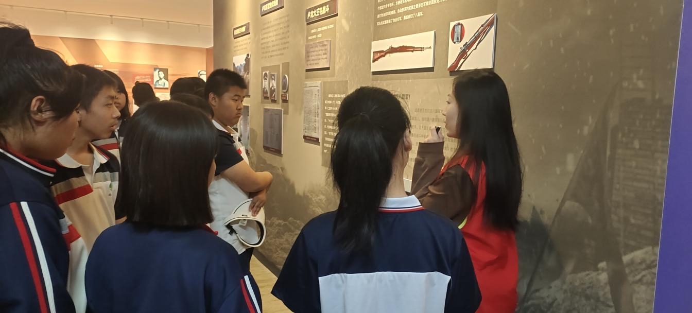 （图为团林管理处志愿者在渔岛红色展馆向学生宣讲 潘璐摄）