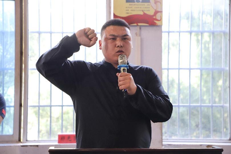 运动员代表张洪战宣誓