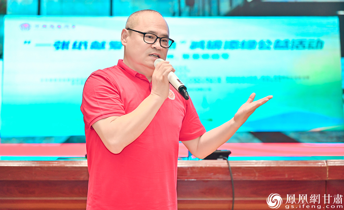 中华慈善总会荣誉副会长徐镱轩介绍“一张纸献爱心”项目　杨艺锴　摄