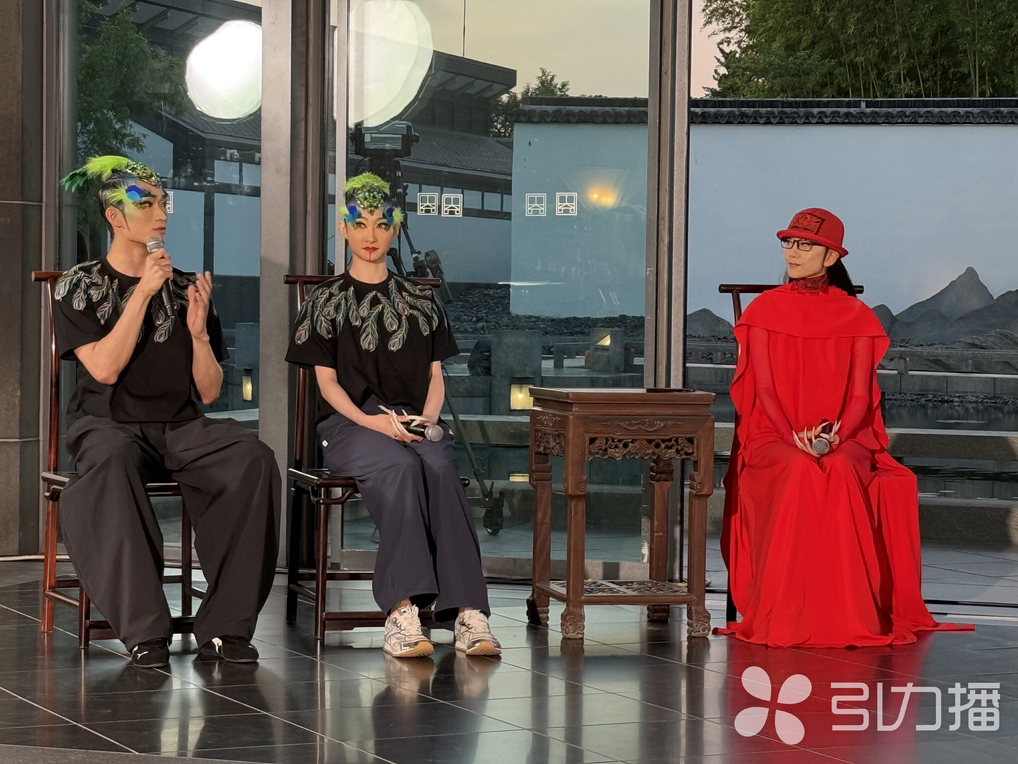 杨丽萍与年轻舞者。苏报融媒记者 刘晓平/摄