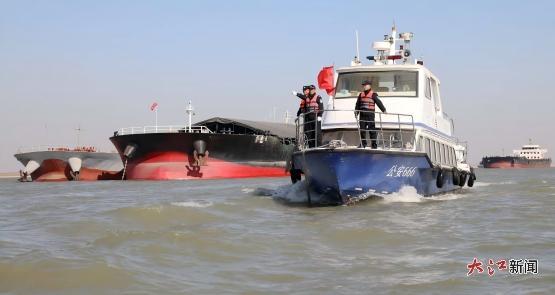 九江市公安局水上分局在长江九江段巡逻 游建栋摄