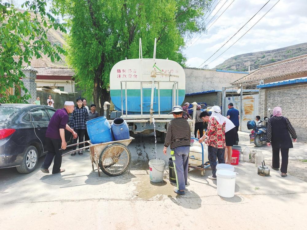 崆峒区峡门乡群众用大罐车集中供水打好抗旱保苗“攻坚战”　新甘肃·甘肃经济日报记者　段睿珺　摄