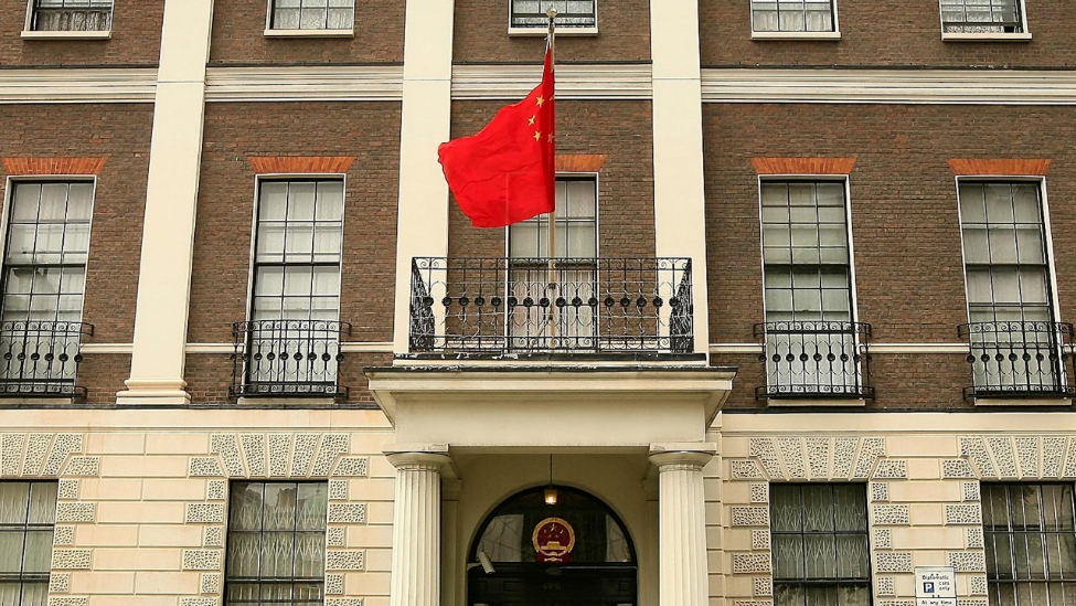 在英留学生与女网友“约会”后遭威胁恐吓，中国驻英大使馆提醒：“仙人跳”近来在英频发