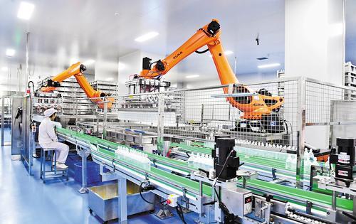 4月28日,在石家庄四药集团312车间,智能化的生产线高速运转。 本报见习记者 冯依凡摄