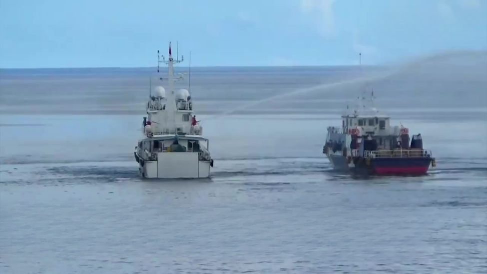 现场视频公布：中国海警水炮喷射菲舰船