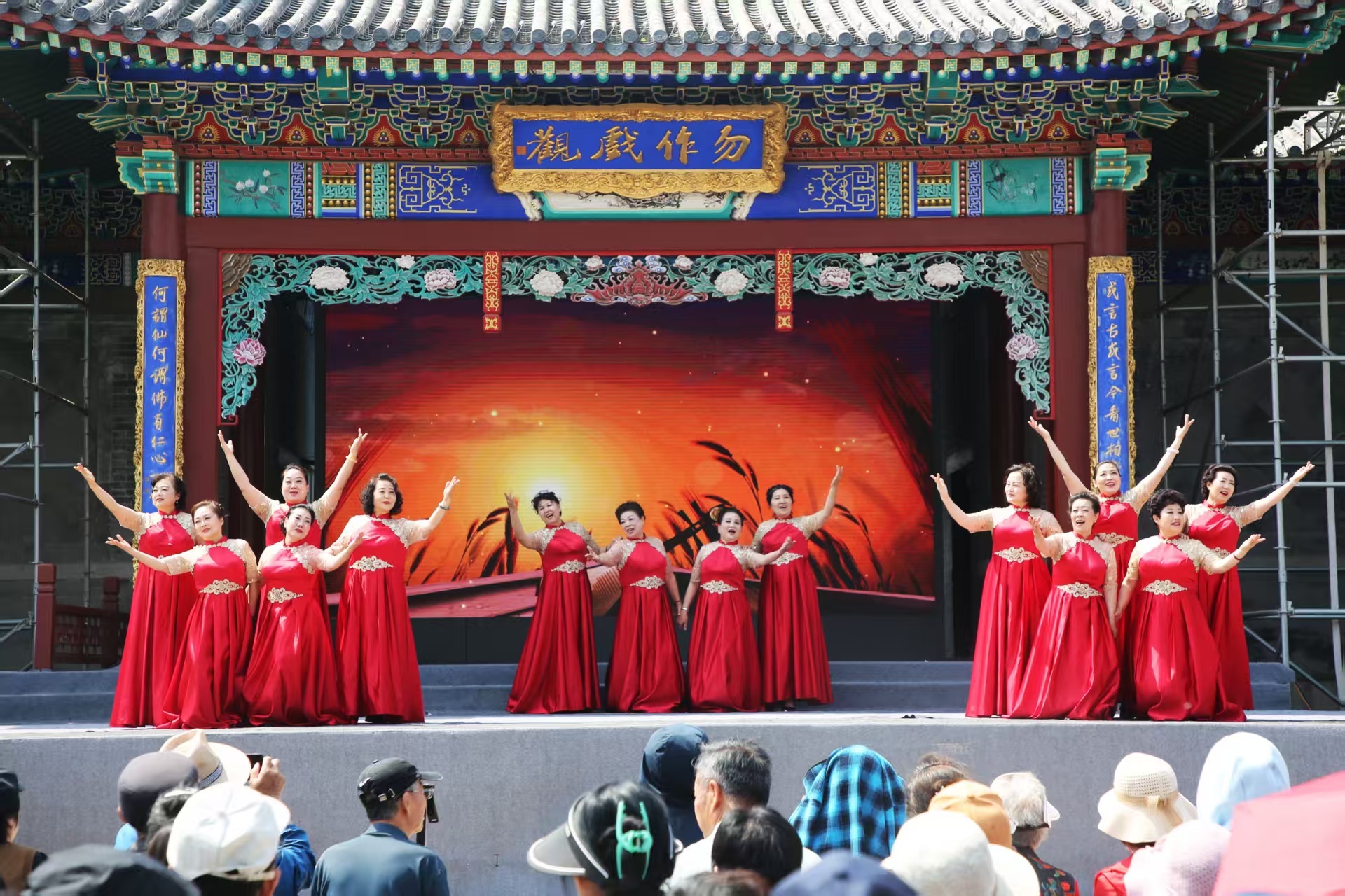 青岛乡里乡亲 | 文艺之花绽放乡野：李永菊与阳光姐妹艺术团的乡风文明实践