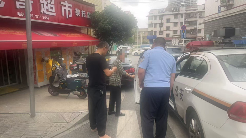 民警将老人及其女婿安全护送回小区。长沙晚报通讯员 杨哲 供图