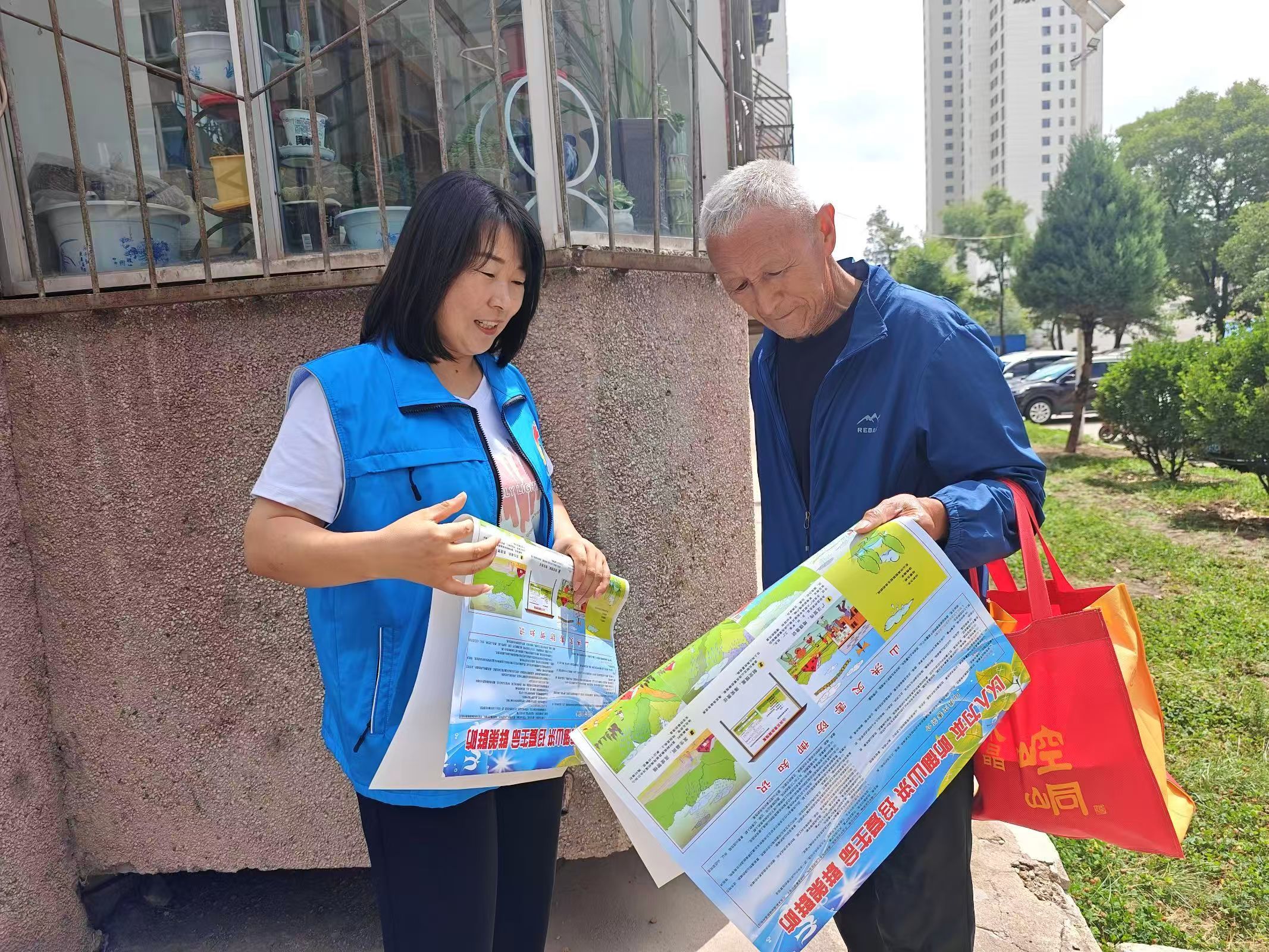 华亭轻叩“一老一小”心门　温情服务绘就暖心画卷