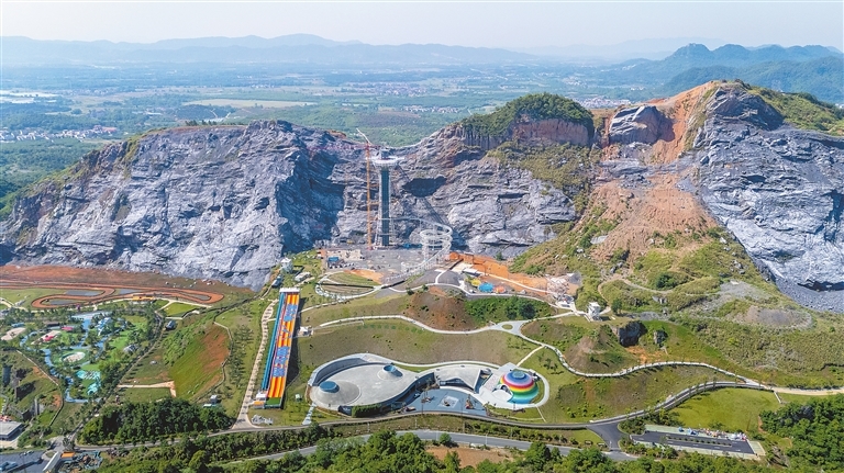 位于新余市仙女湖区欧里镇的金石山矿山公园鸟瞰图。