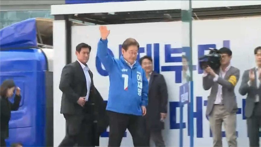 韩国大选首例！李在明宣传活动讲台现防弹玻璃，本人还穿防弹服