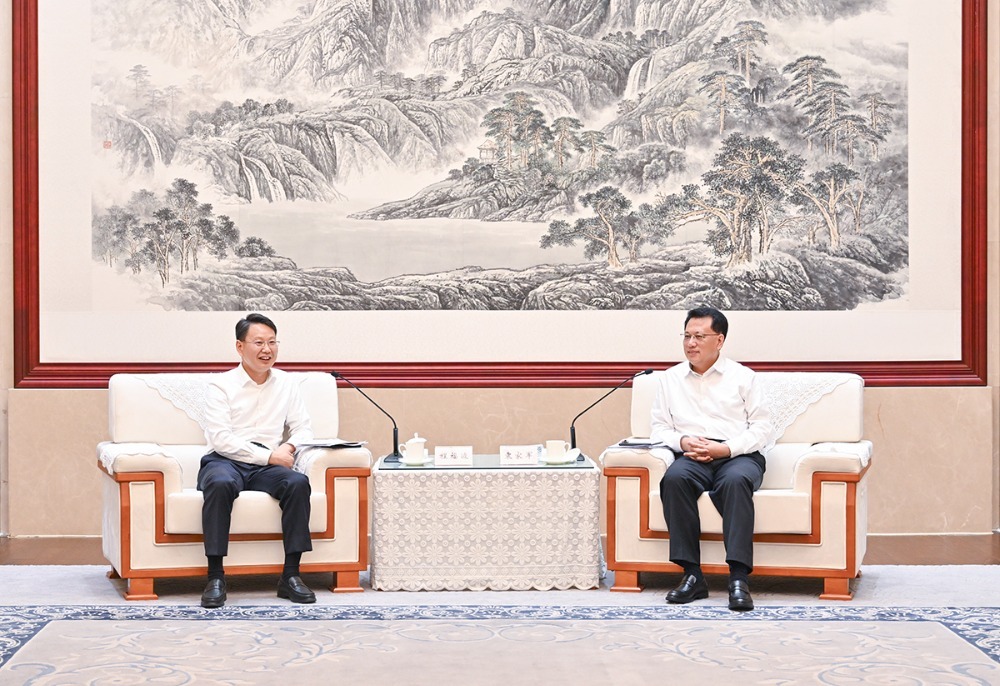 5月22日下午,重庆市委书记袁家军会见兵器工业集团党组书记、董事长程福波。记者 刘力 摄