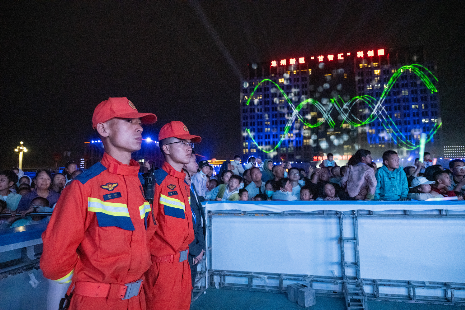 机器狗醒狮无人机霸屏夜空 科技盛宴燃爆兰州新区