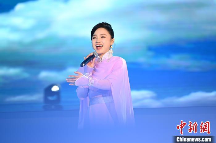 图为中国内地蒙古族女军旅歌唱家、世界非物质文化遗产蒙古族长调民歌传承者乌英嘎演唱蒙古族歌曲　中新社记者　李亚龙　摄