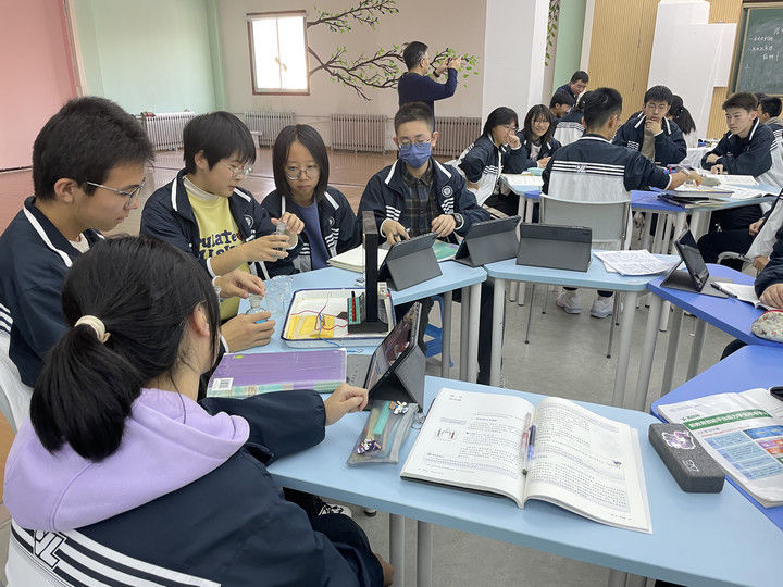 西北师范大学附属中学学生利用智慧平板电脑开展原电池实验演示(受访者提供)