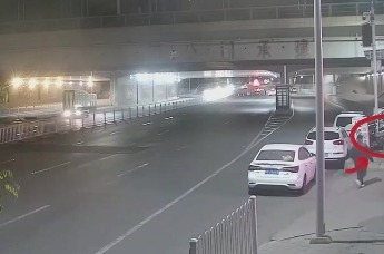 路遇民警查酒驾　他竟弃车逃跑